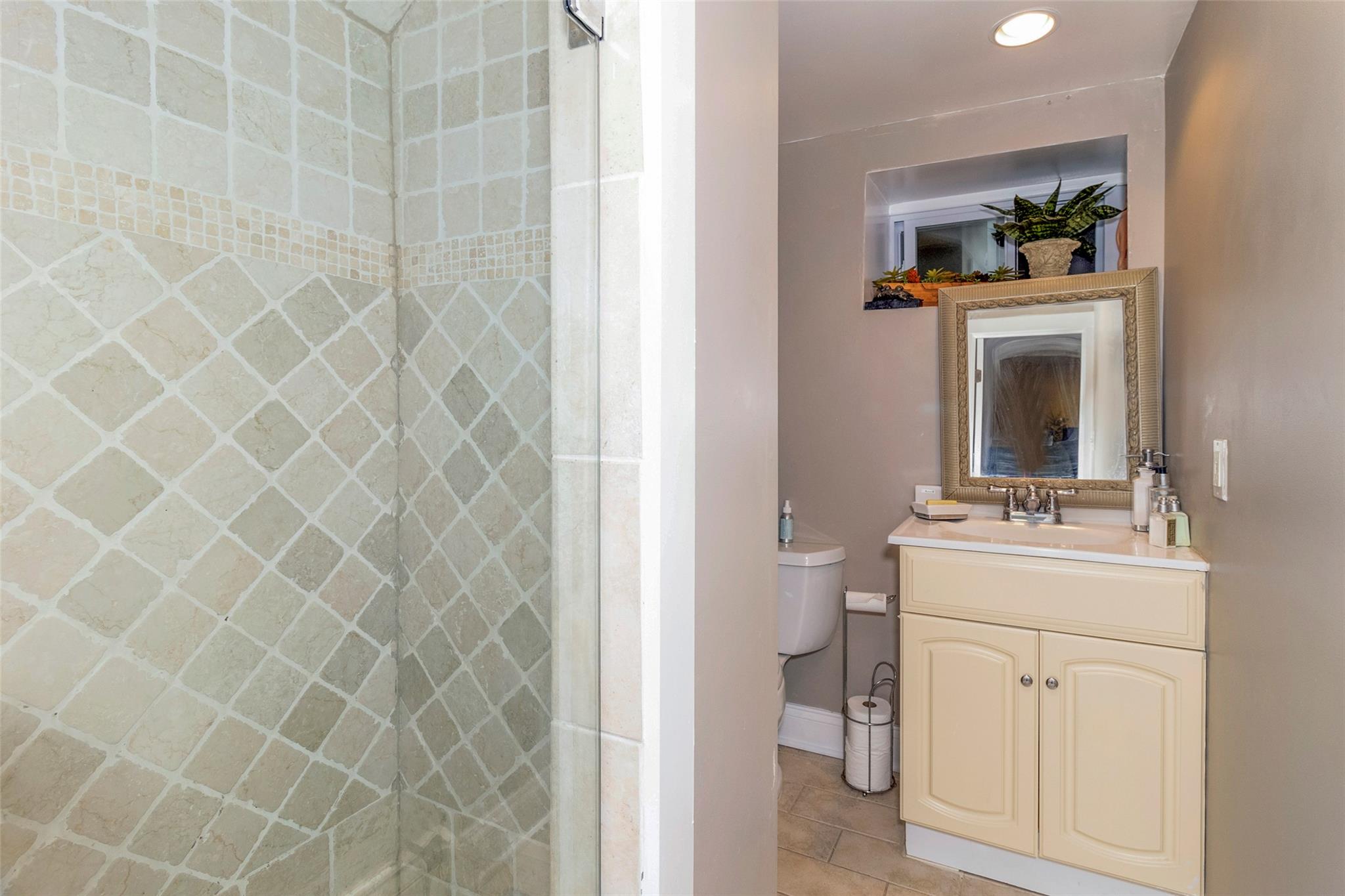 White Plains, New York 10603, United States, 3 Bedrooms Bedrooms, ,3 BathroomsBathrooms,Residential,Pending,25380