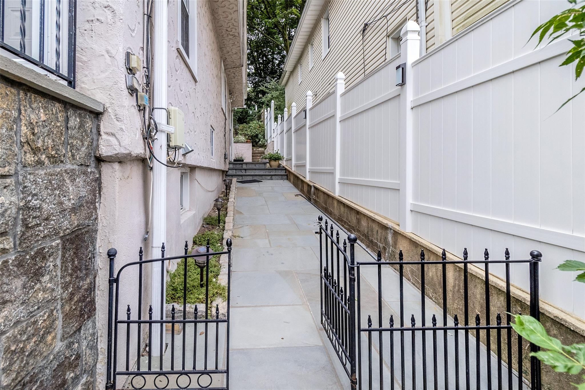 White Plains, New York 10603, United States, 3 Bedrooms Bedrooms, ,3 BathroomsBathrooms,Residential,Pending,25380