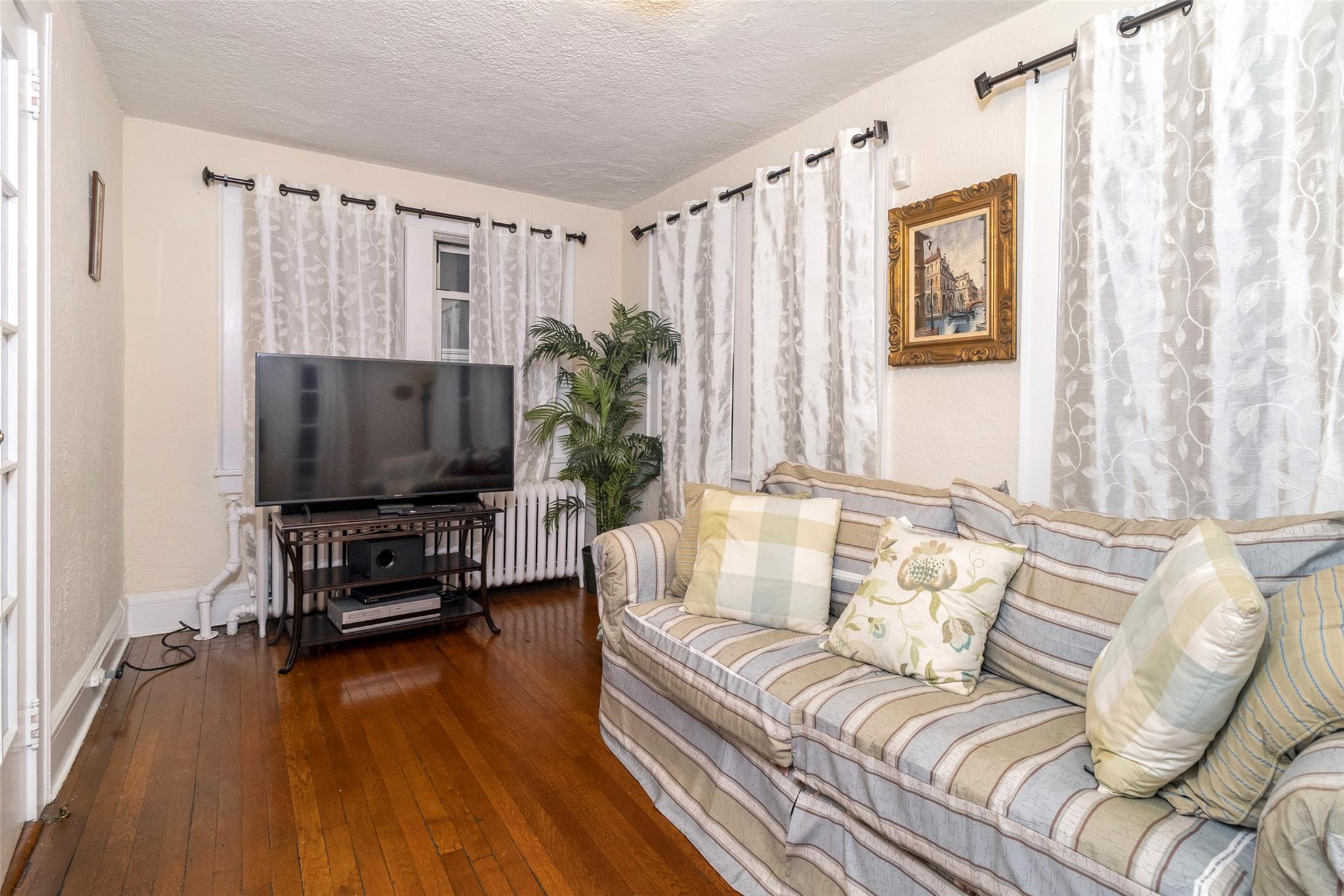 White Plains, New York 10603, United States, 3 Bedrooms Bedrooms, ,3 BathroomsBathrooms,Residential,Pending,25380