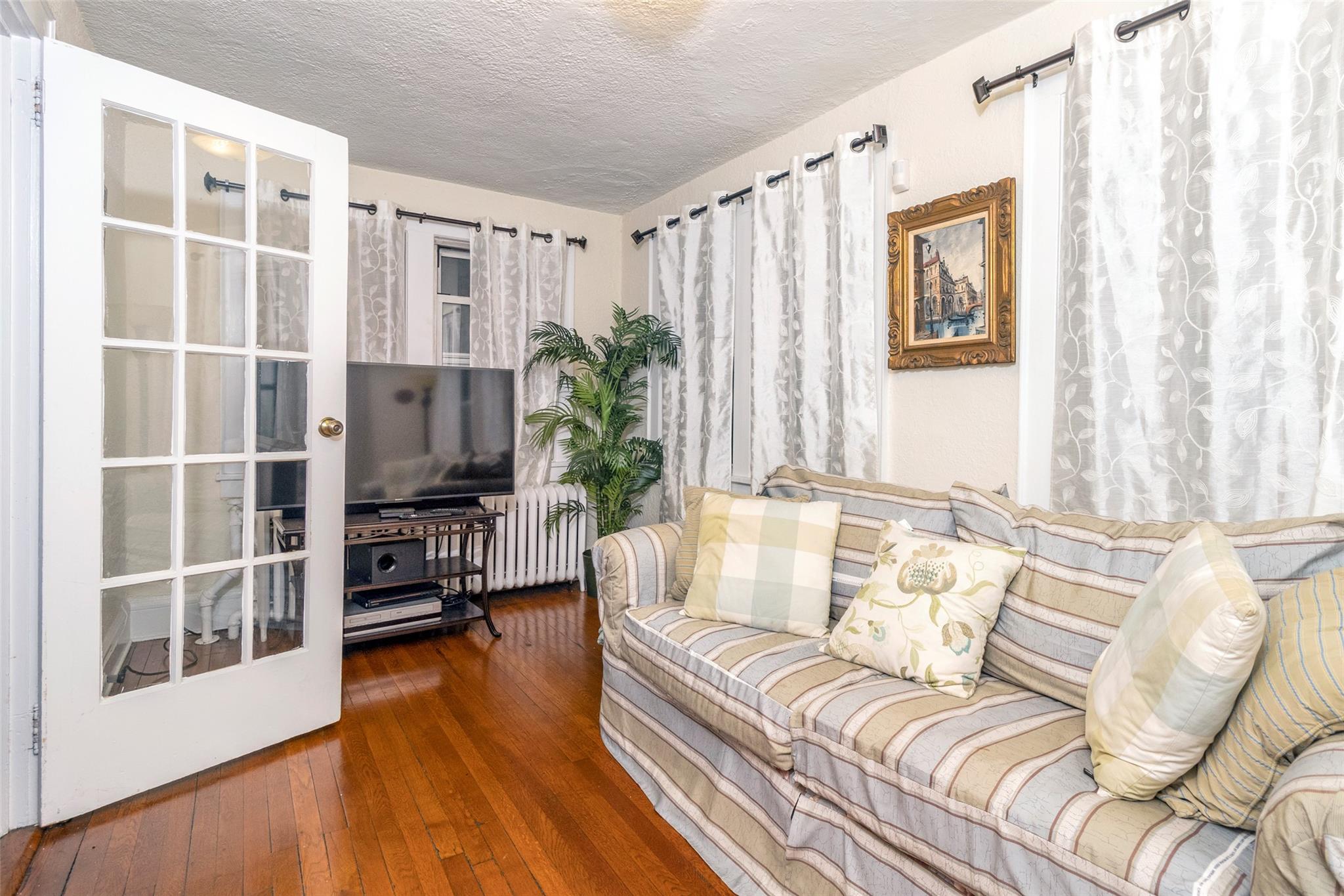 White Plains, New York 10603, United States, 3 Bedrooms Bedrooms, ,3 BathroomsBathrooms,Residential,Pending,25380