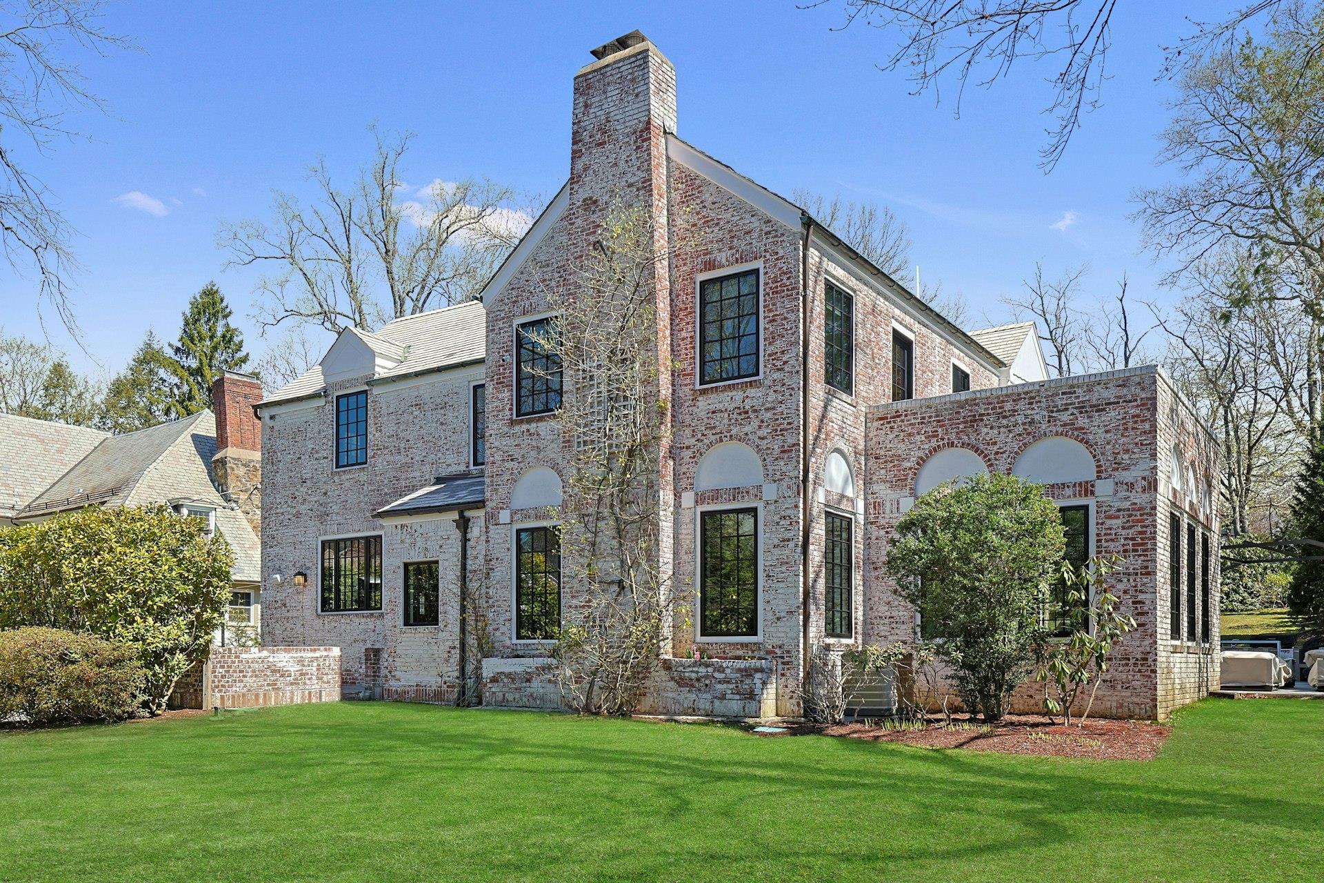 Valley Road, New Rochelle, New York - 6 Bedrooms  
5 Bathrooms  
12 Rooms - 