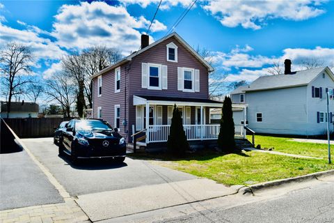 Photo of 32 Pearl Street, Patchogue, NY 11772 (MLS # 978649)