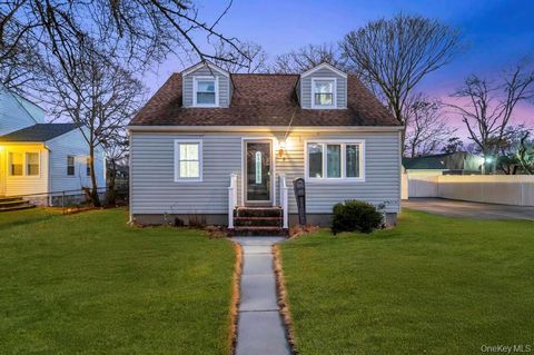 Homes For Sale - 39 Andrews Avenue<br/> Wheatley Heights, NY 11798