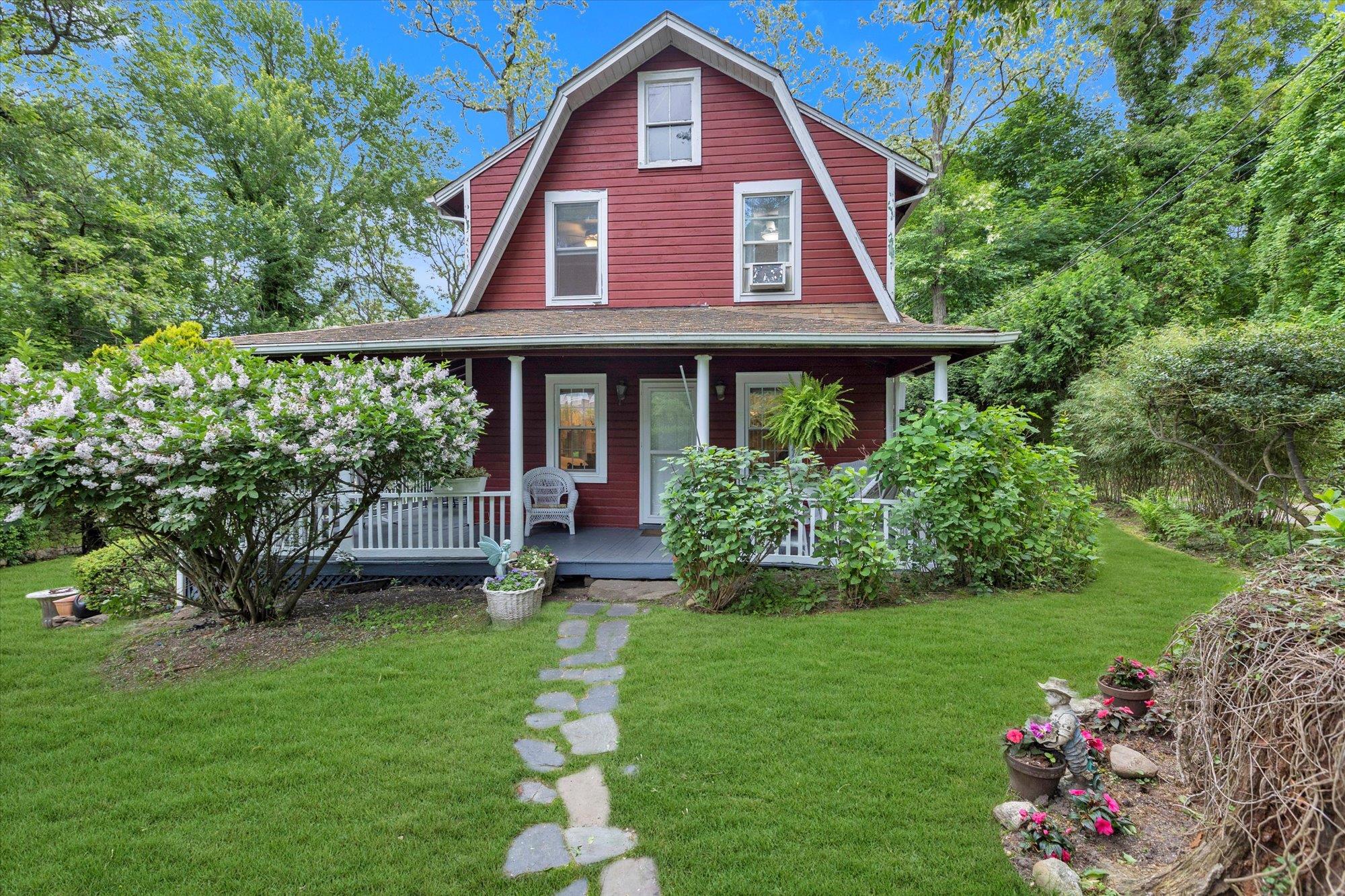 Erland Road, Stony Brook, Hamptons, NY - 4 Bedrooms  
2 Bathrooms - 