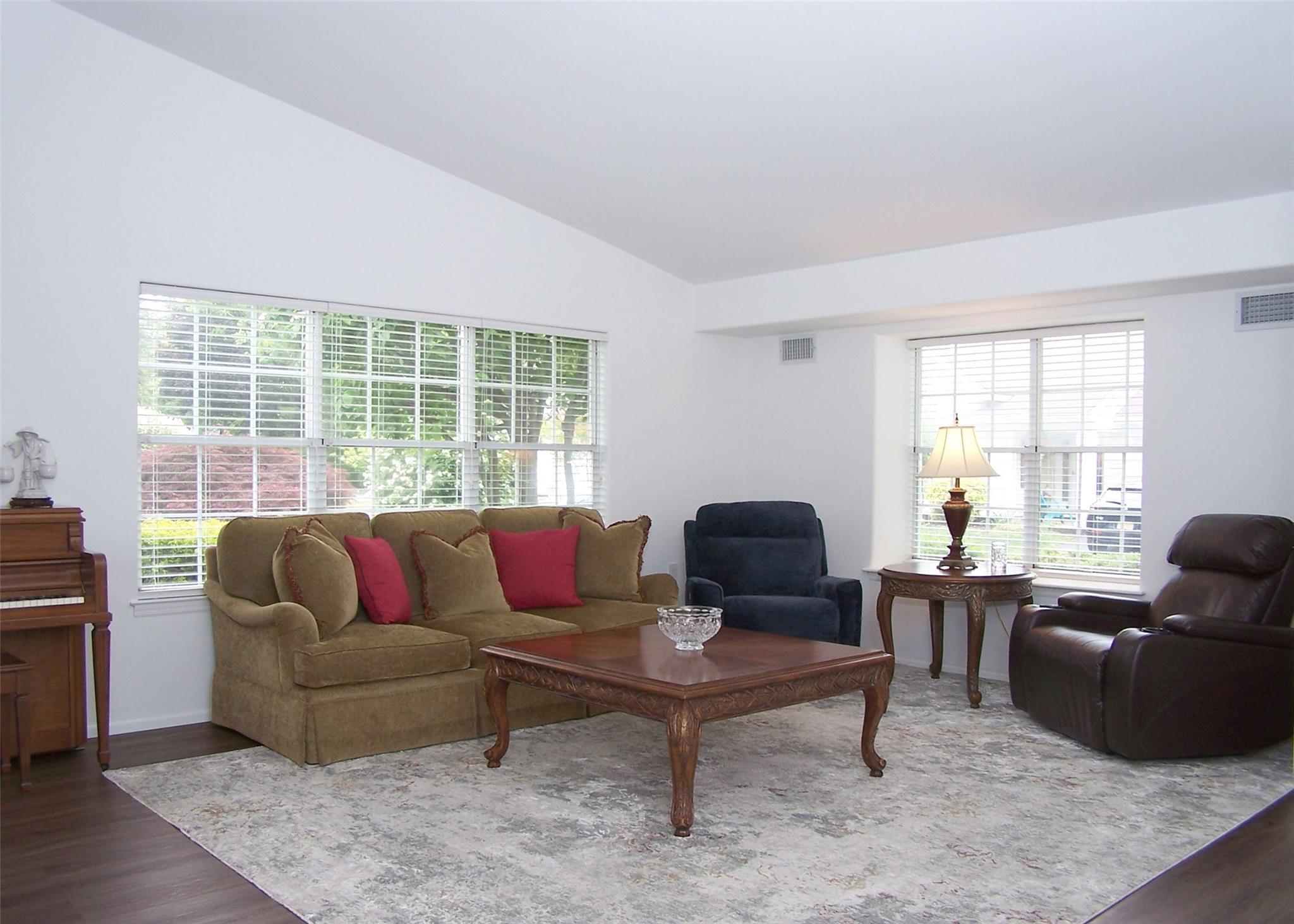 11 Cutchogue Court, Ridge, New York image 3