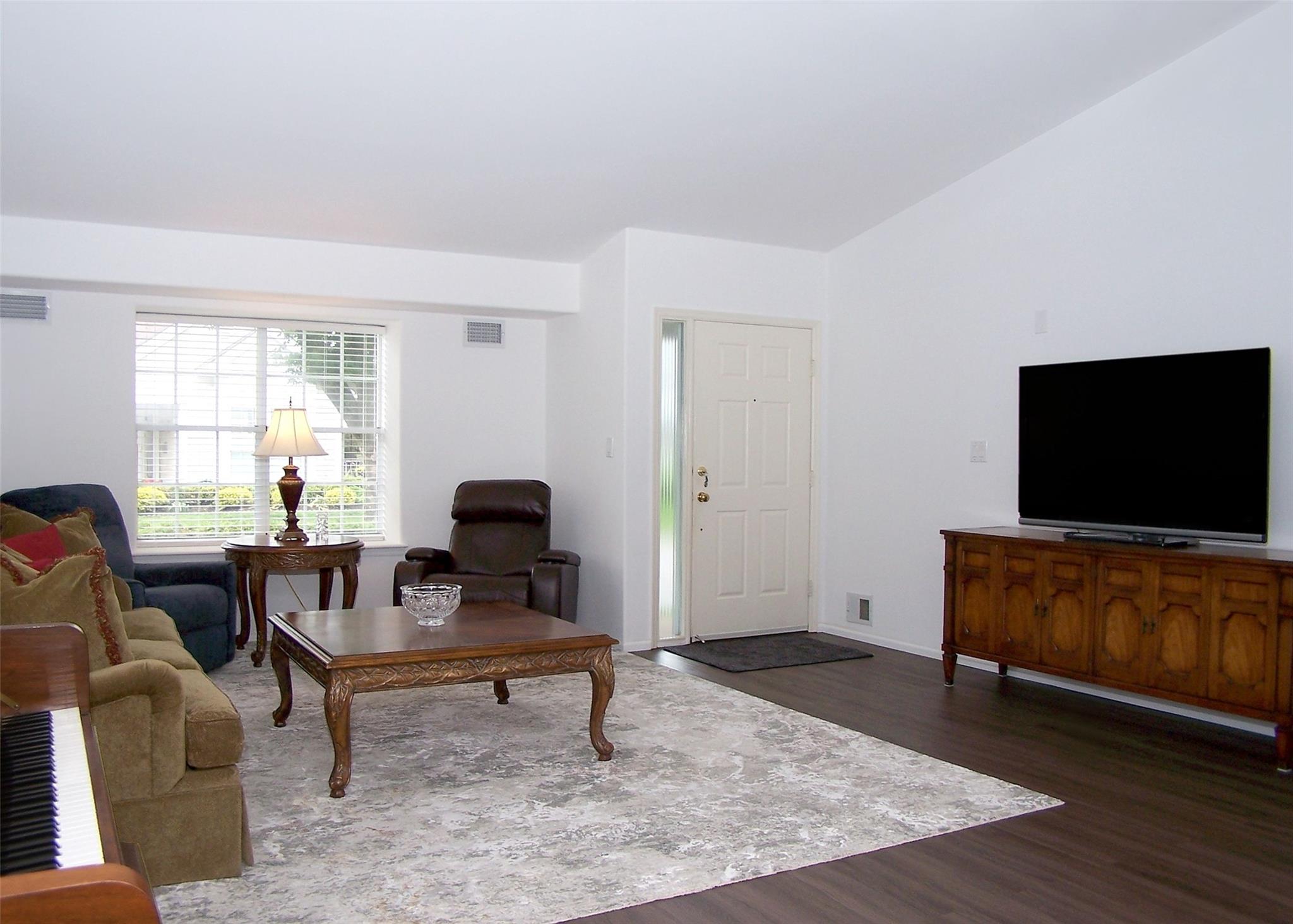 11 Cutchogue Court, Ridge, New York image 4