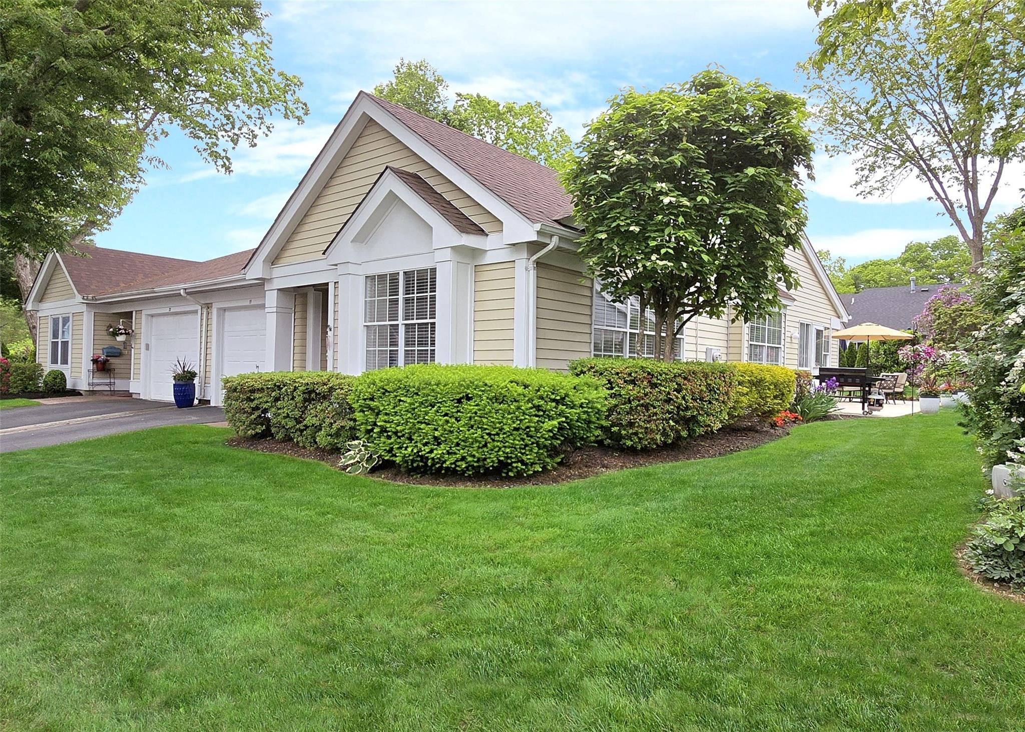 11 Cutchogue Court, Ridge, New York image 2