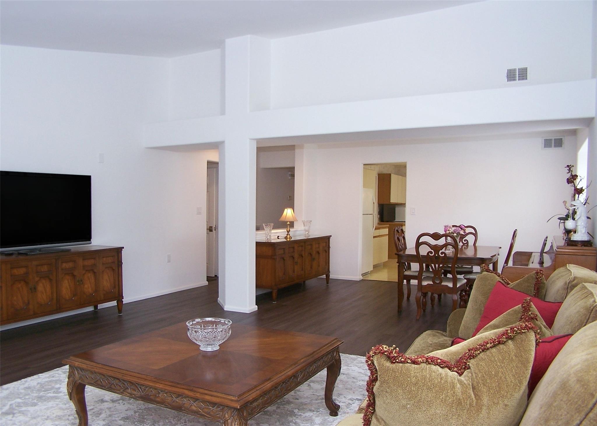 11 Cutchogue Court, Ridge, New York image 5