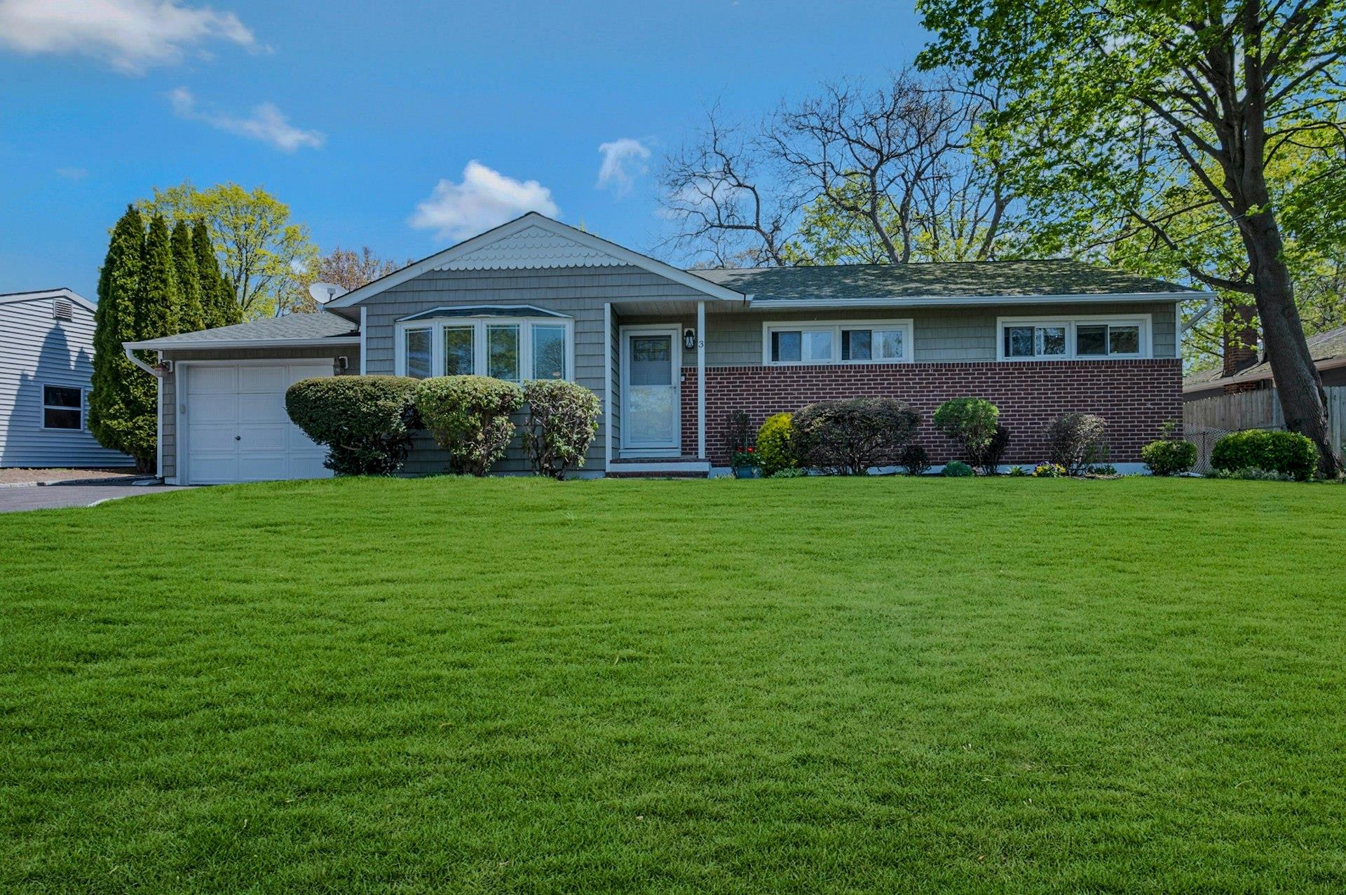 Kerry Avenue, Huntington, Hamptons, NY - 3 Bedrooms  
1 Bathrooms - 