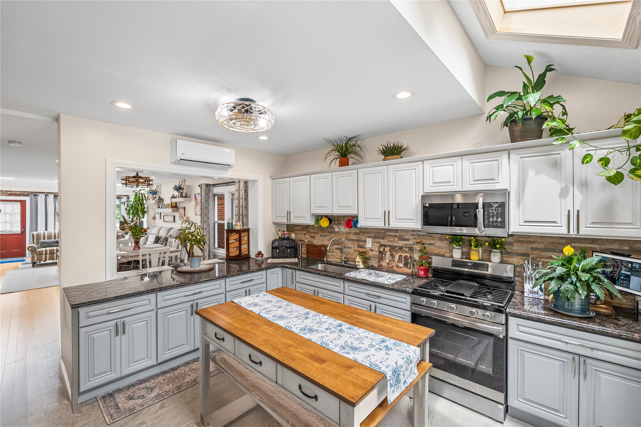 10224 85th Avenue, Richmond Hill, New York image 9