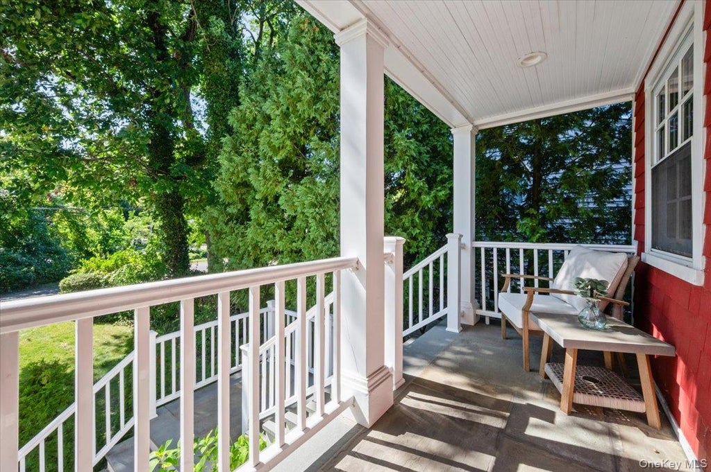 Photo of 10 E Brookside Drive, Larchmont, NY 10538 (MLS # 1050898)