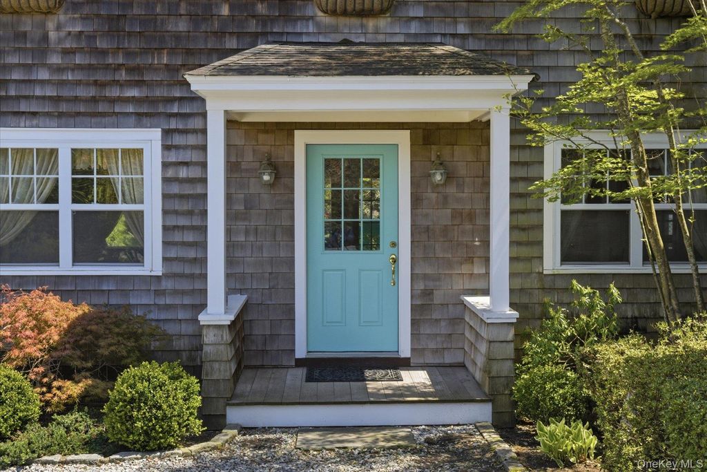 Photo of 517 Montauk Highway, East Quogue, NY 11942 (MLS # 995108)