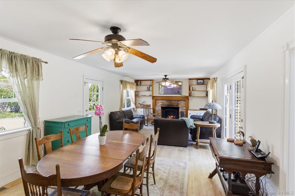 Photo of 517 Montauk Highway, East Quogue, NY 11942 (MLS # 995108)