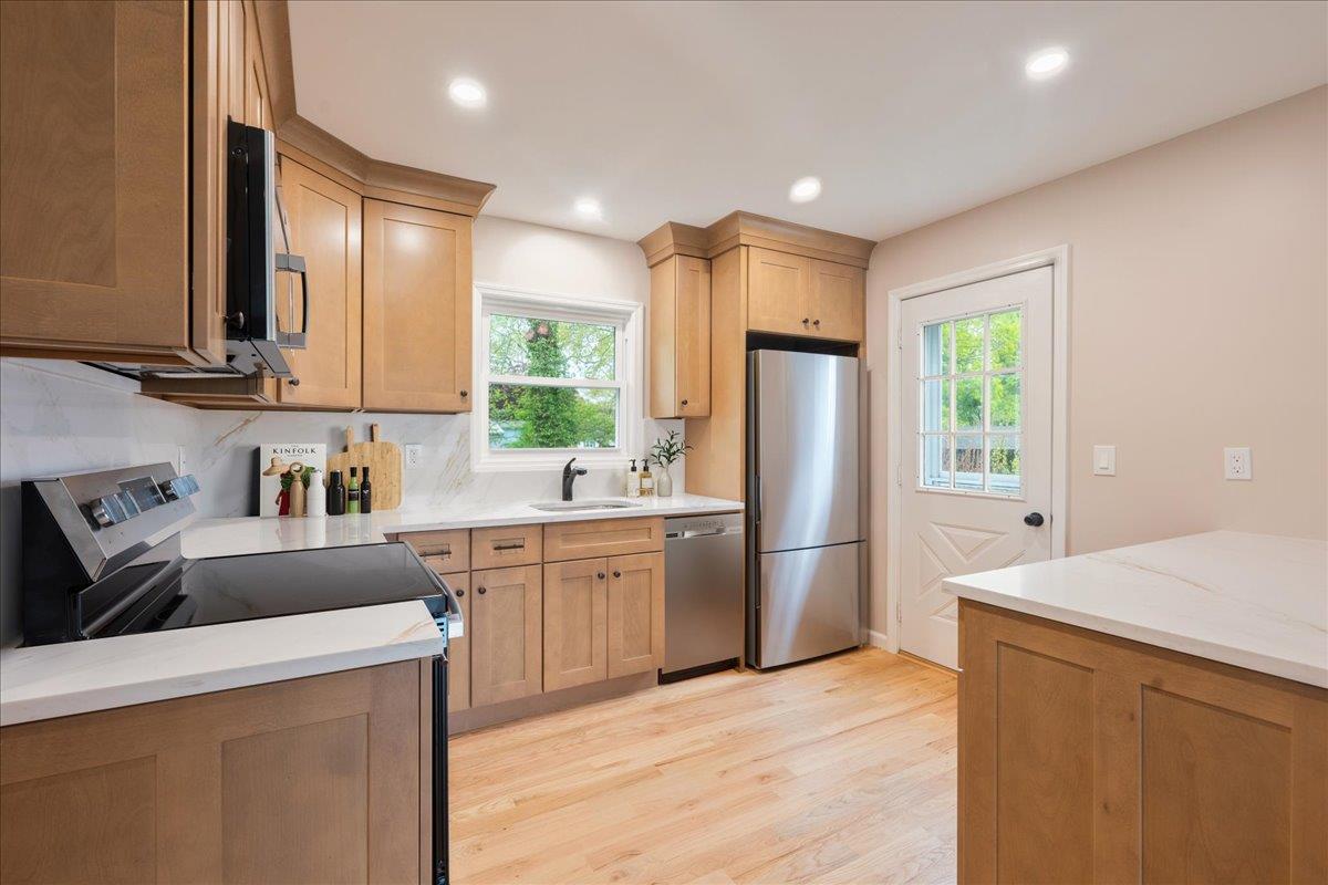 105 Phyllis Drive, Lindenhurst, New York image 7