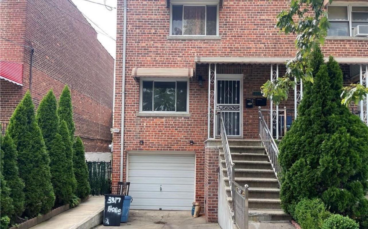 Hone Avenue, Bronx, New York - 3 Bedrooms  
2 Bathrooms  
6 Rooms - 
