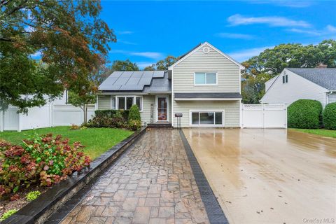 Photo of 41 Poplar Street, Massapequa, NY 11758 (MLS # 924243)