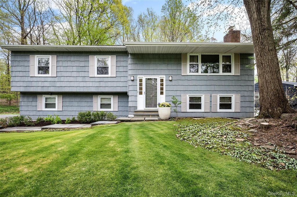 Photo of 12 Westview Drive, Katonah, NY 10536 (MLS # 971774)
