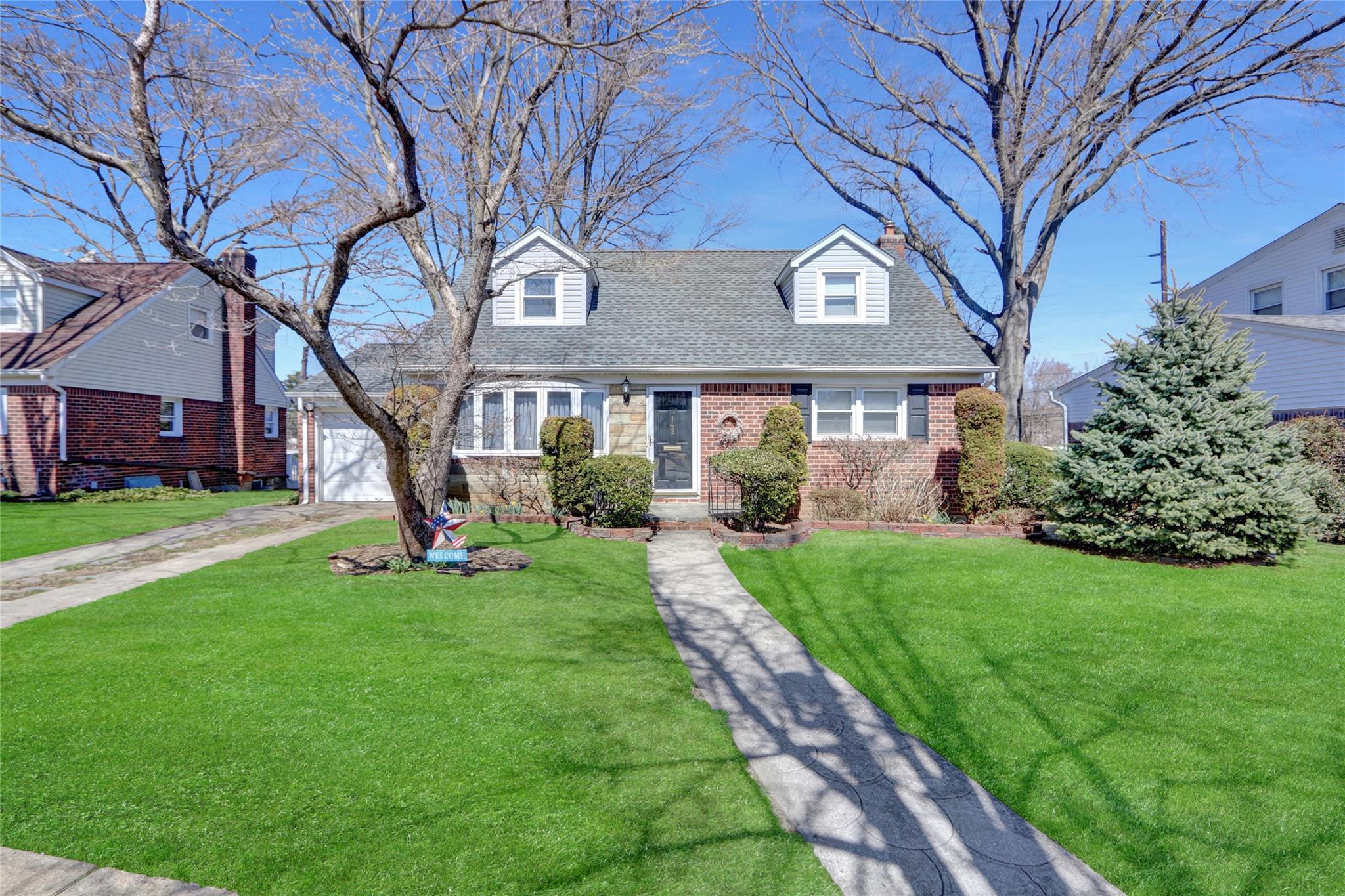 142 Aster Drive, New Hyde Park, New York image 2