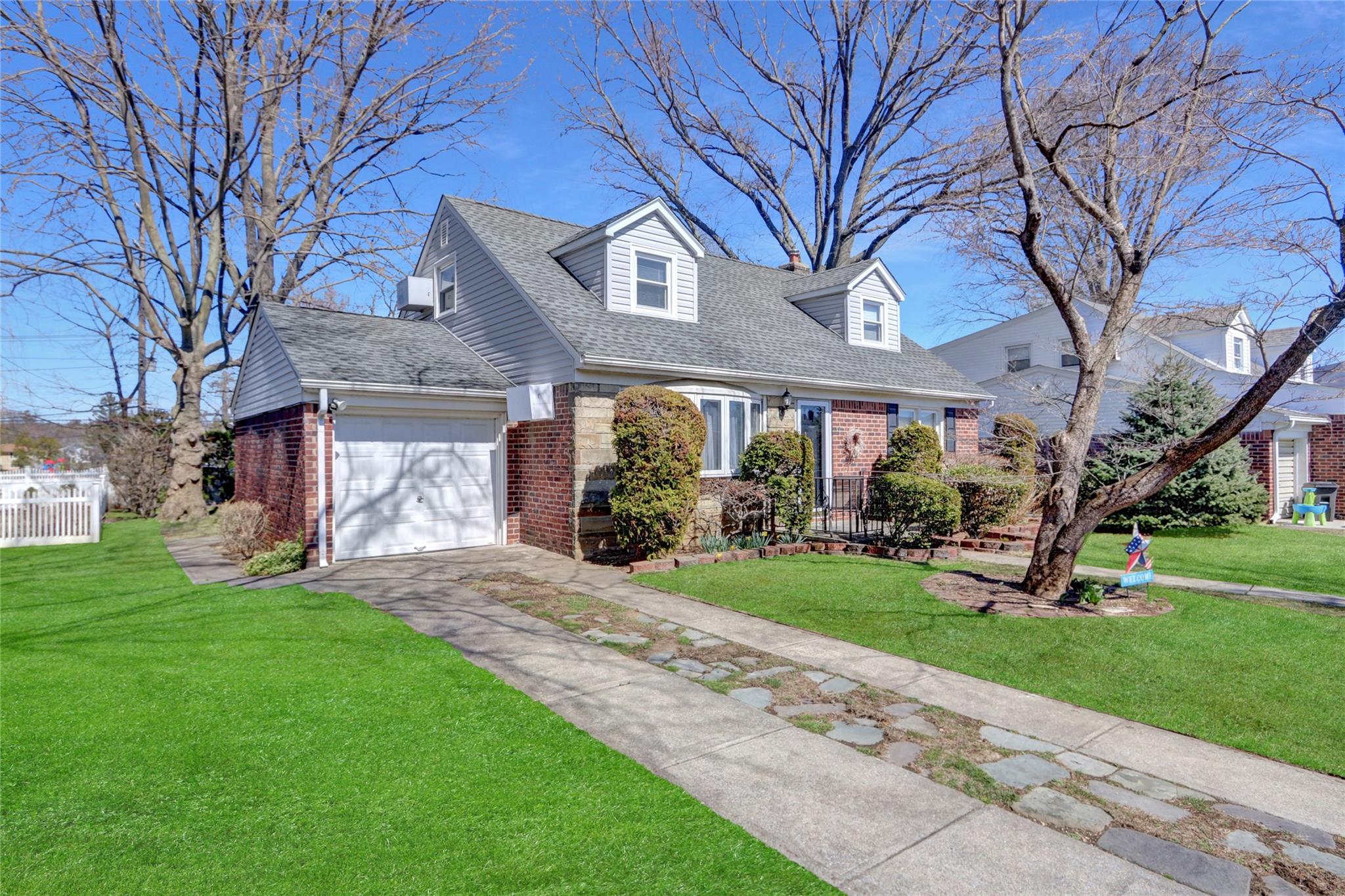 142 Aster Drive, New Hyde Park, New York image 3