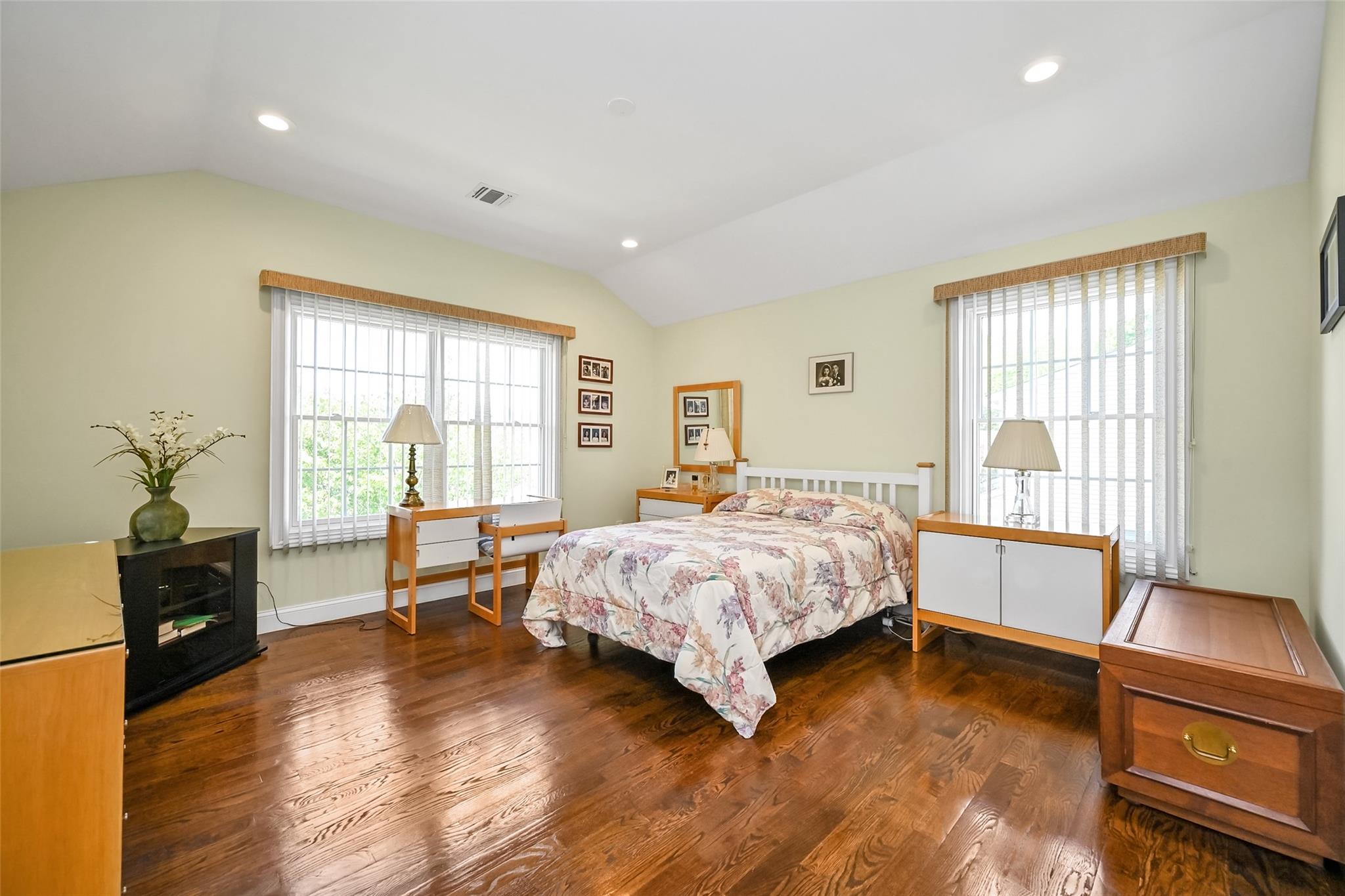 11 Knickerbocker Road, Plainview, New York image 16