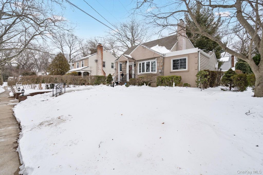 Photo of 947 Glenwood Road, West Hempstead, NY 11552 (MLS # 960334)