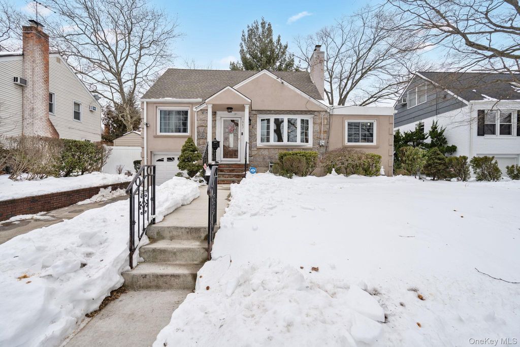 Photo of 947 Glenwood Road, West Hempstead, NY 11552 (MLS # 960334)