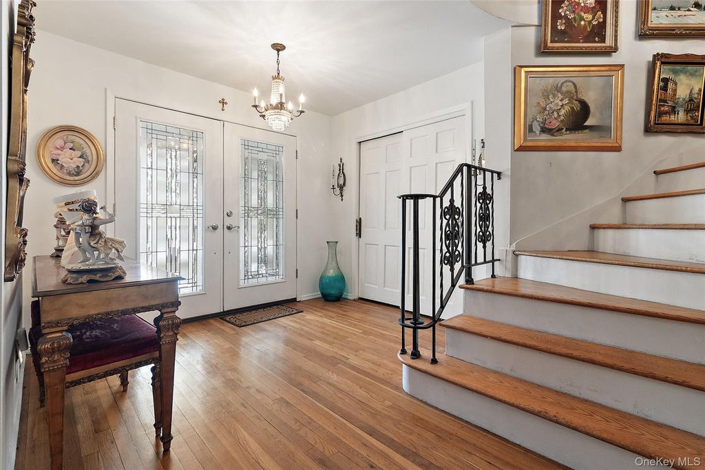 Photo of 20 Old Farm Road, Scarsdale, NY 10583 (MLS # 958299)