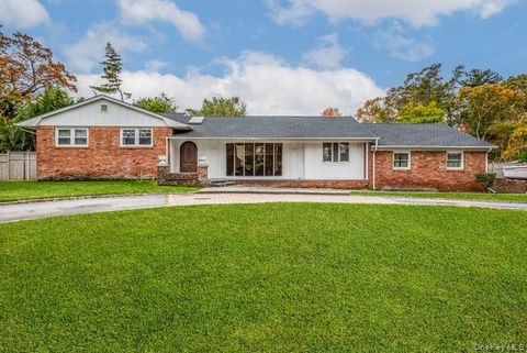 Photo of 6 Beverly Rd. Rd, Oakdale, NY 11769 (MLS # 930218)