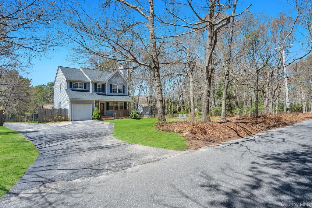 Photo of 343 Oak Avenue, Riverhead, NY 11901 (MLS # 992190)