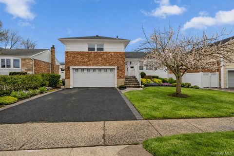 Homes For Sale - 36 Stauber Drive<br/> Plainview, NY 11803