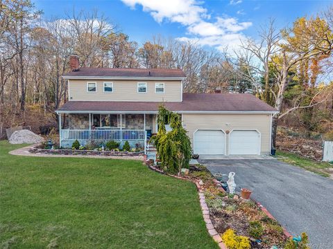 Photo of 231 W Woodside Avenue, Patchogue, NY 11772 (MLS # 981350)