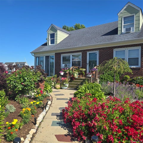 Multifamily For Rent - 3 PIAVE Terrace Ter #UPPER<br/> Lindenhurst, NY 11757