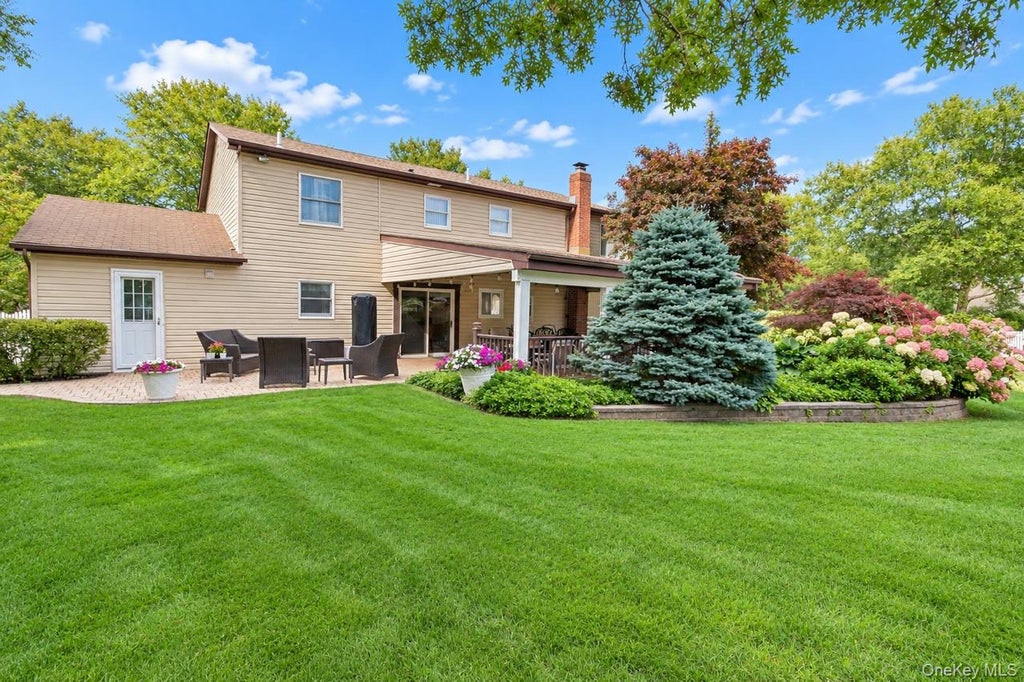 Photo of 10 Marblestone LN, South Setauket, NY 11720 (MLS # 1057730)