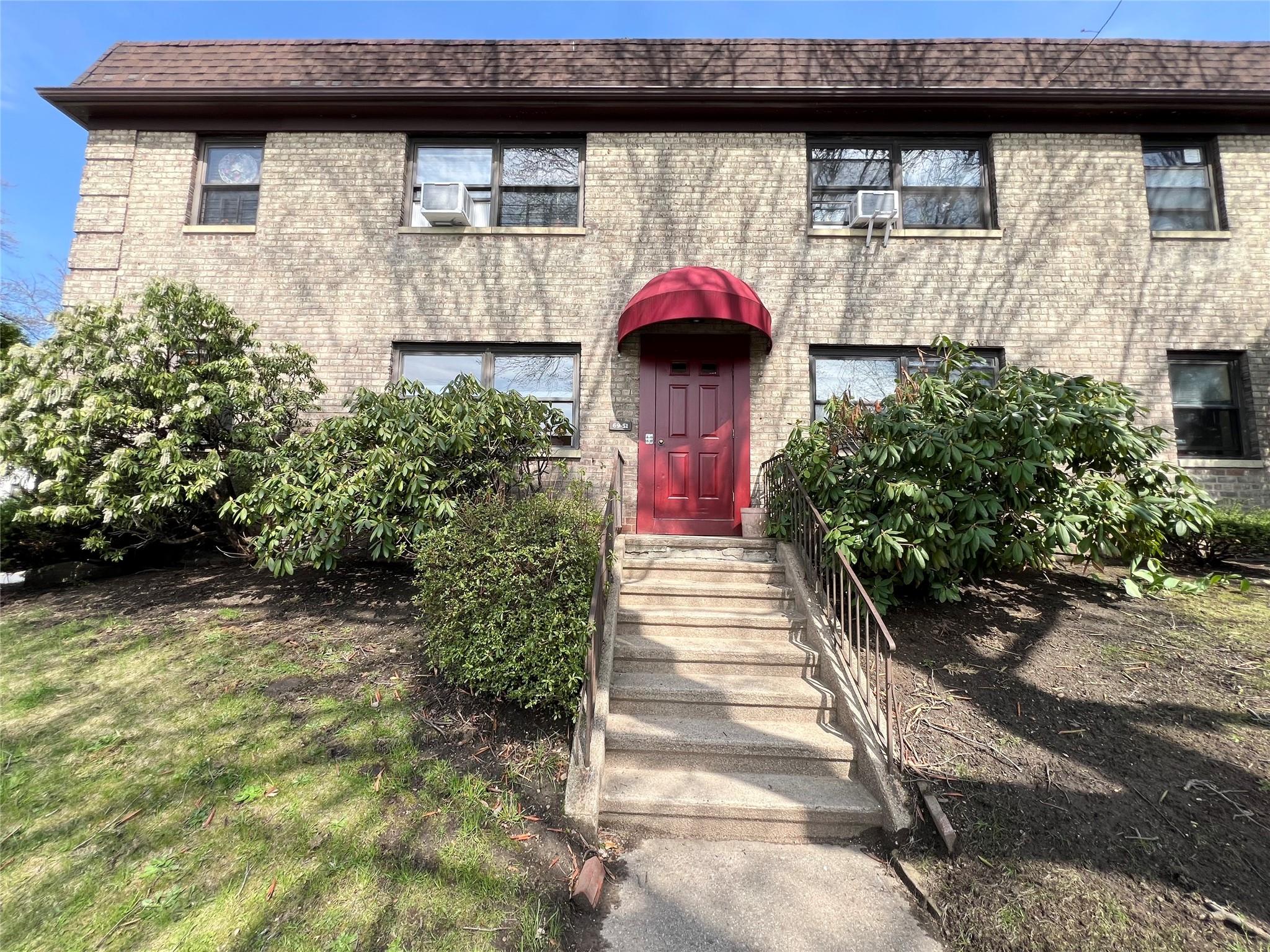 136th St St 1A, Kew Garden Hills, Queens, NY - 2 Bedrooms  
1 Bathrooms  
5 Rooms - 