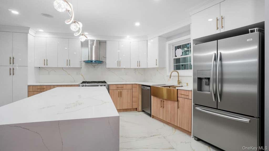 Photo of 918 Throgs Neck Expwy EXPY, Bronx, NY 10465 (MLS # 1040628)