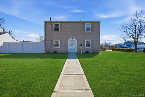 102 Old Farm Road Levittown NY 11756