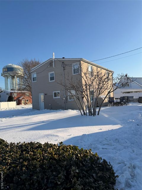 102 Old Farm Road Levittown NY 11756