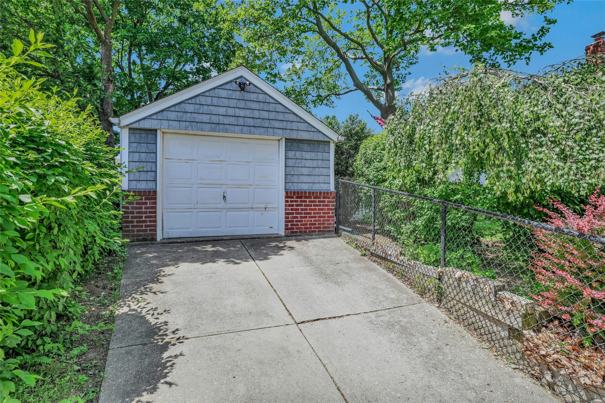 1784 W End Avenue, New Hyde Park, New York image 23
