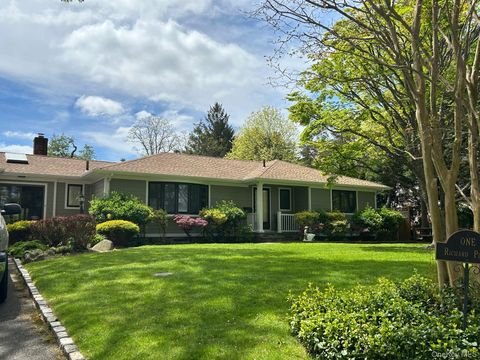 Photo of 1 Richard Place, East Norwich, NY 11732 (MLS # 923176)