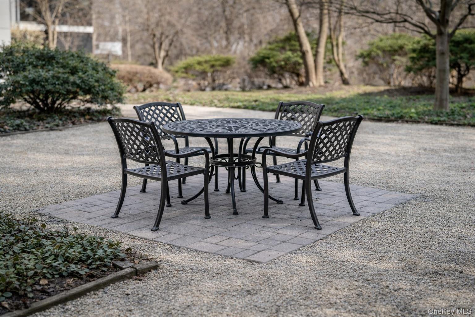 1 Stoneleigh Plaza 1T