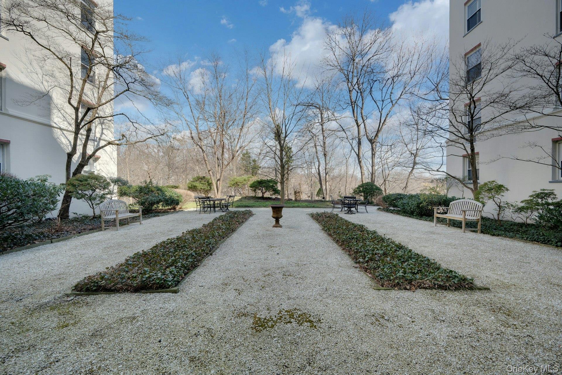 1 Stoneleigh Plaza 1T