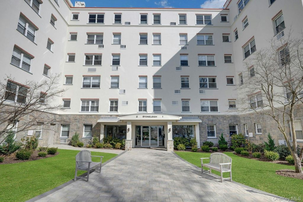 Photo of 1 Stoneleigh Plaza #1T, Bronxville, NY 10708 (MLS # 973068)