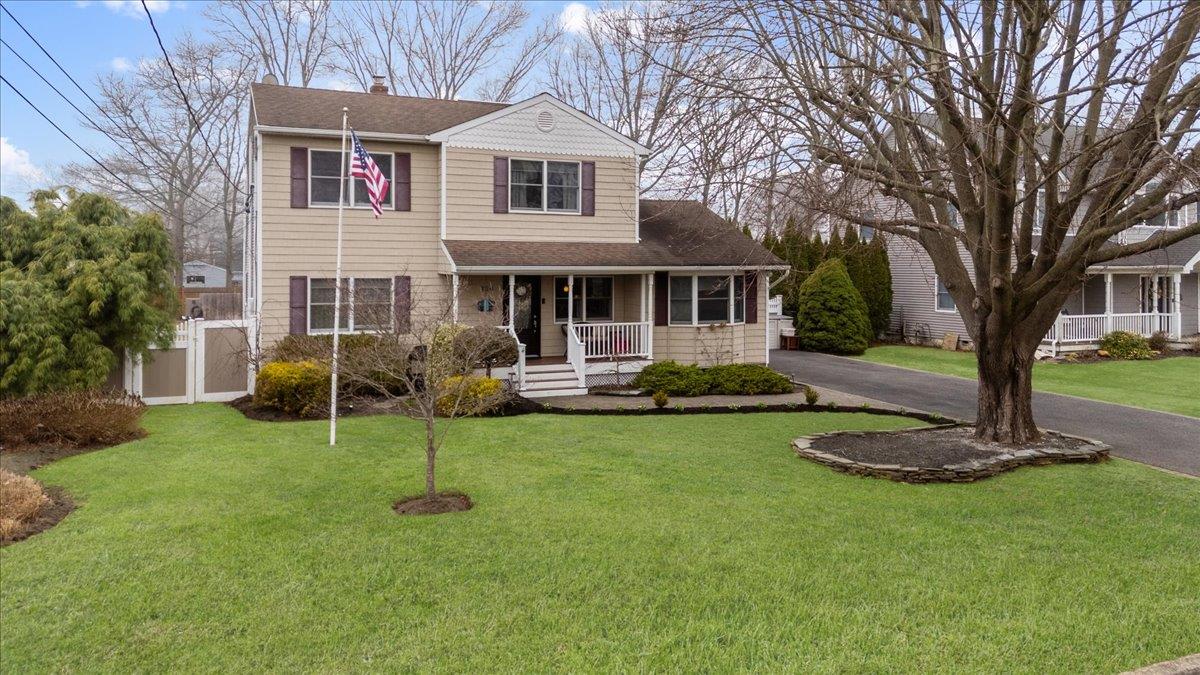 124 Meroke Lane, East Islip, Florida image 2