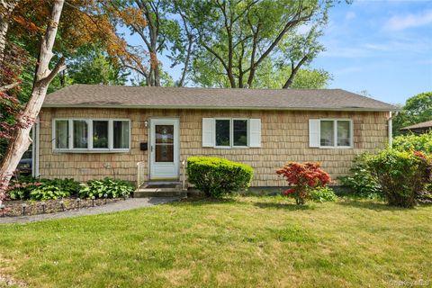 Photo of 70 E Lakeland Street, Bay Shore, NY 11706 (MLS # 1007871)