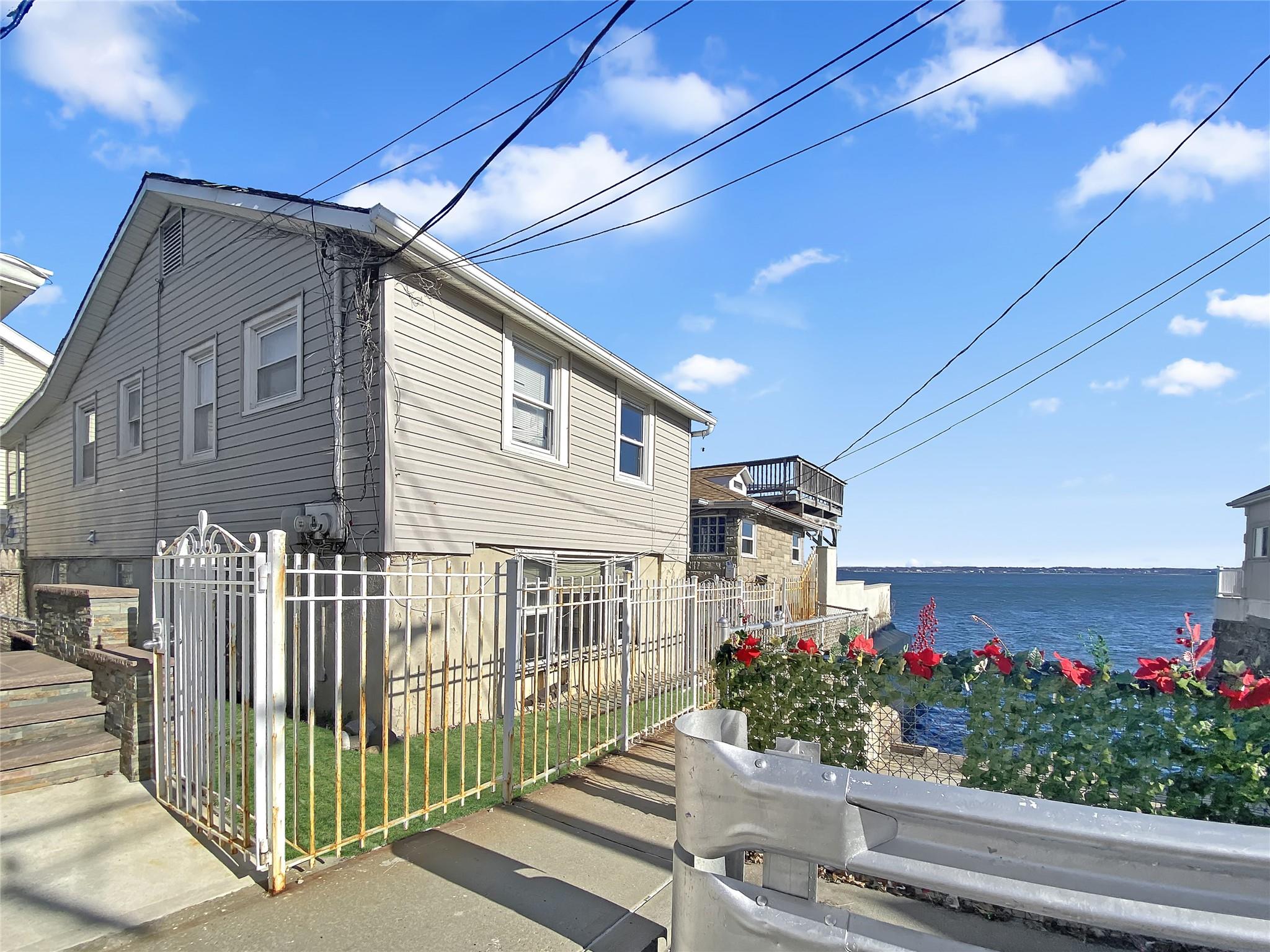 Property for Sale at Alden Park 9, Bronx, New York - Bedrooms: 3 
Bathrooms: 2 
Rooms: 6  - $149,900