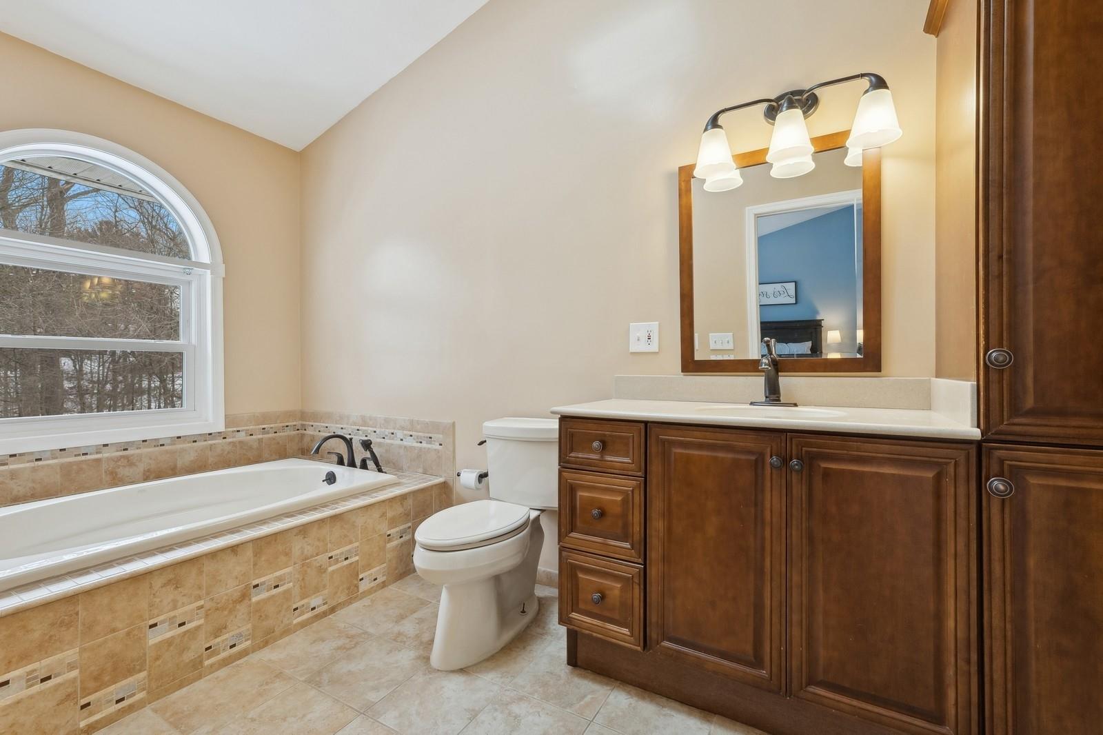 28 Austin Douglas Way, Clarkstown, New York image 32