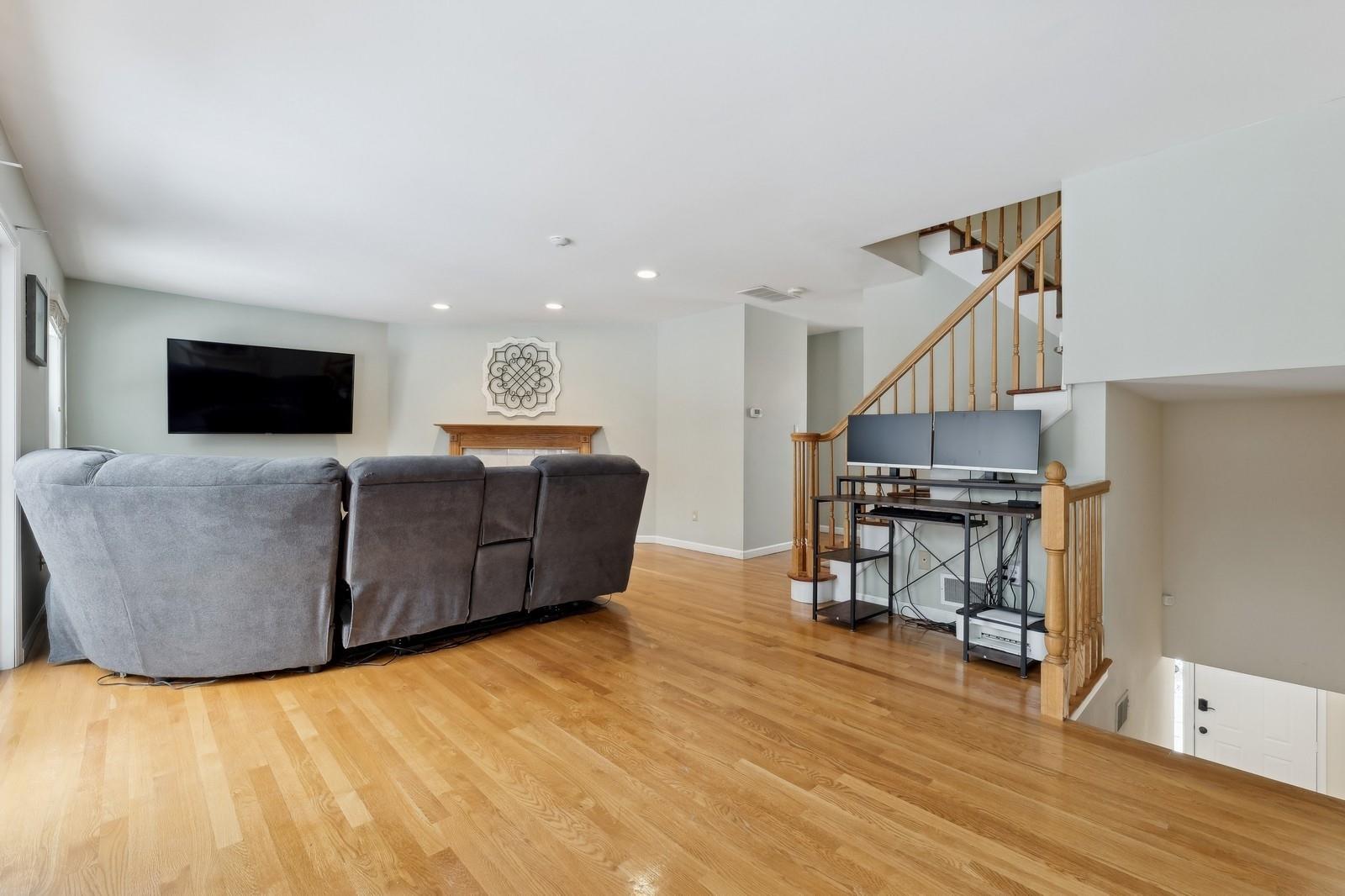 28 Austin Douglas Way, Clarkstown, New York image 7