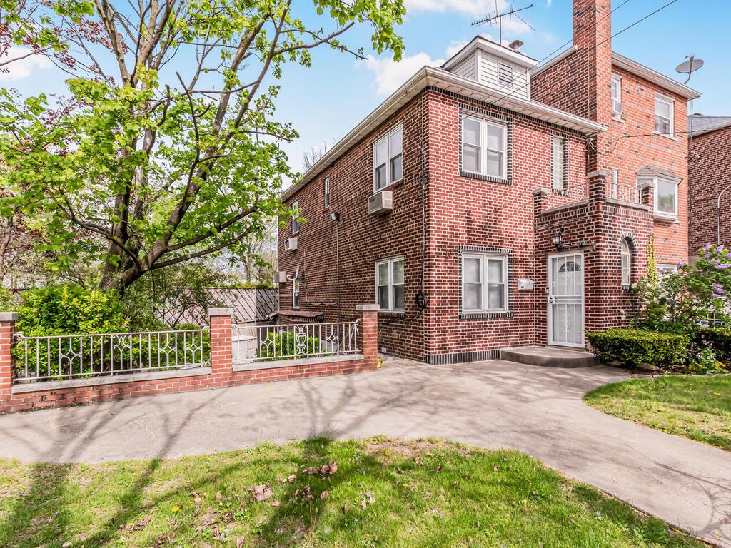 Kearney Avenue, Bronx, New York - 2 Bedrooms  
2 Bathrooms  
5 Rooms - 