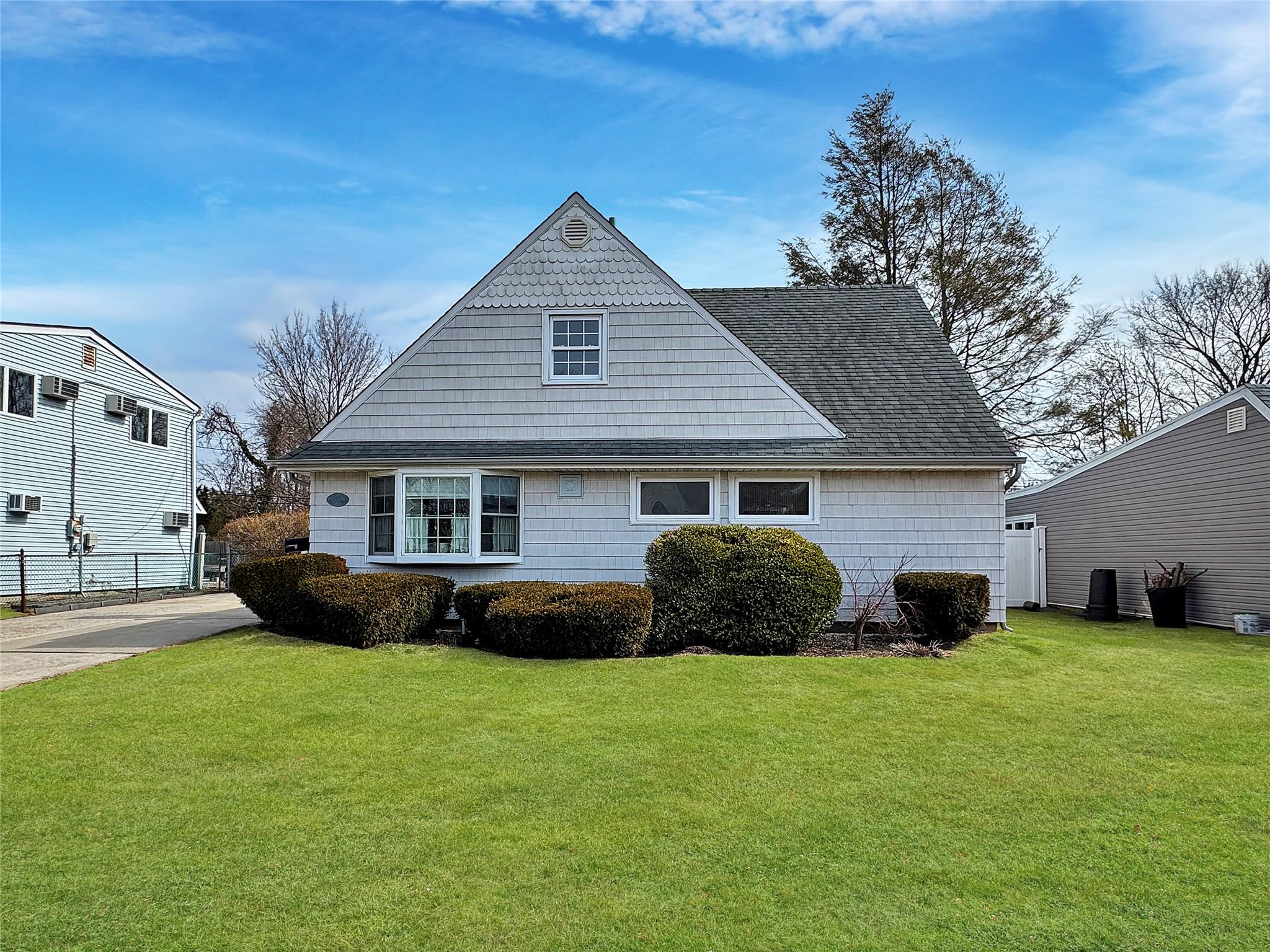 183 Kingfisher Road, Levittown, New York image 1