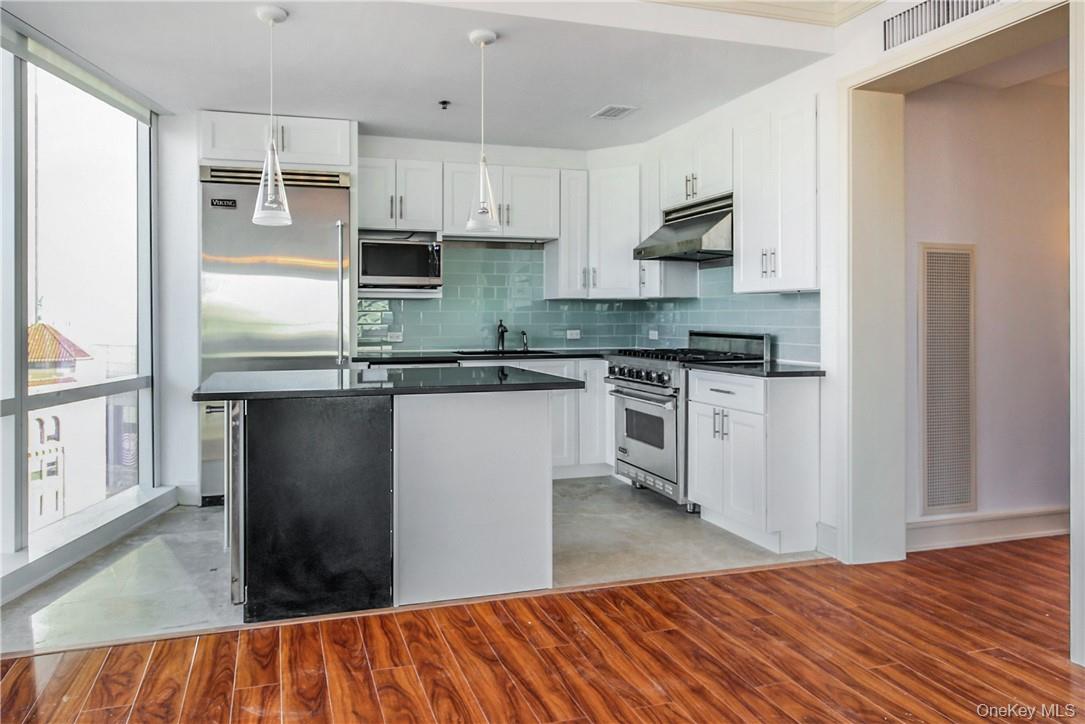 1 Renaissance Square 11G